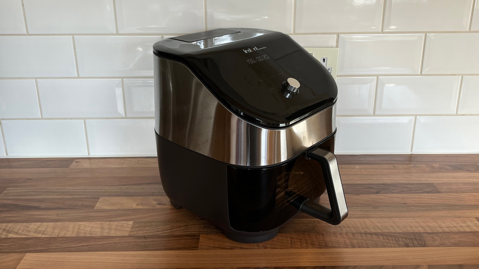 The side view of the Instant Vortex Plus 6-in-1 Air Fryer with ClearCook and OdorEase