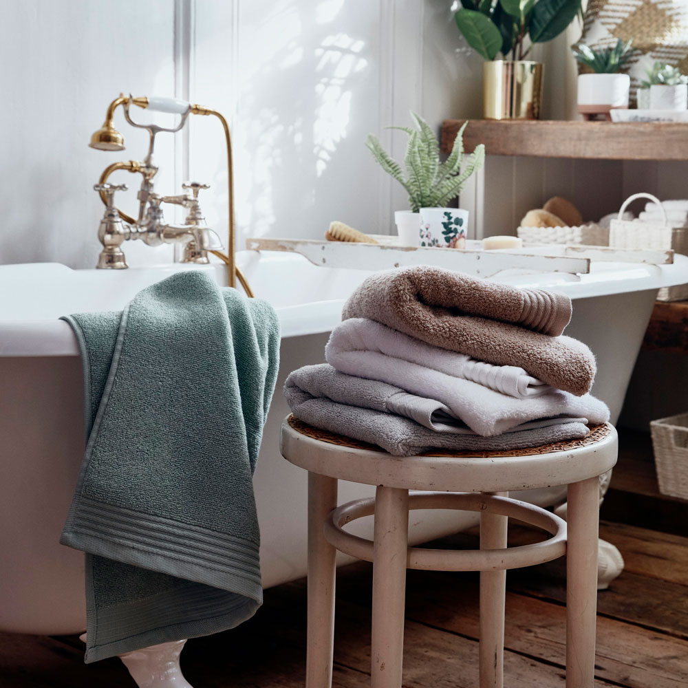 bathroom with bathtub and towels