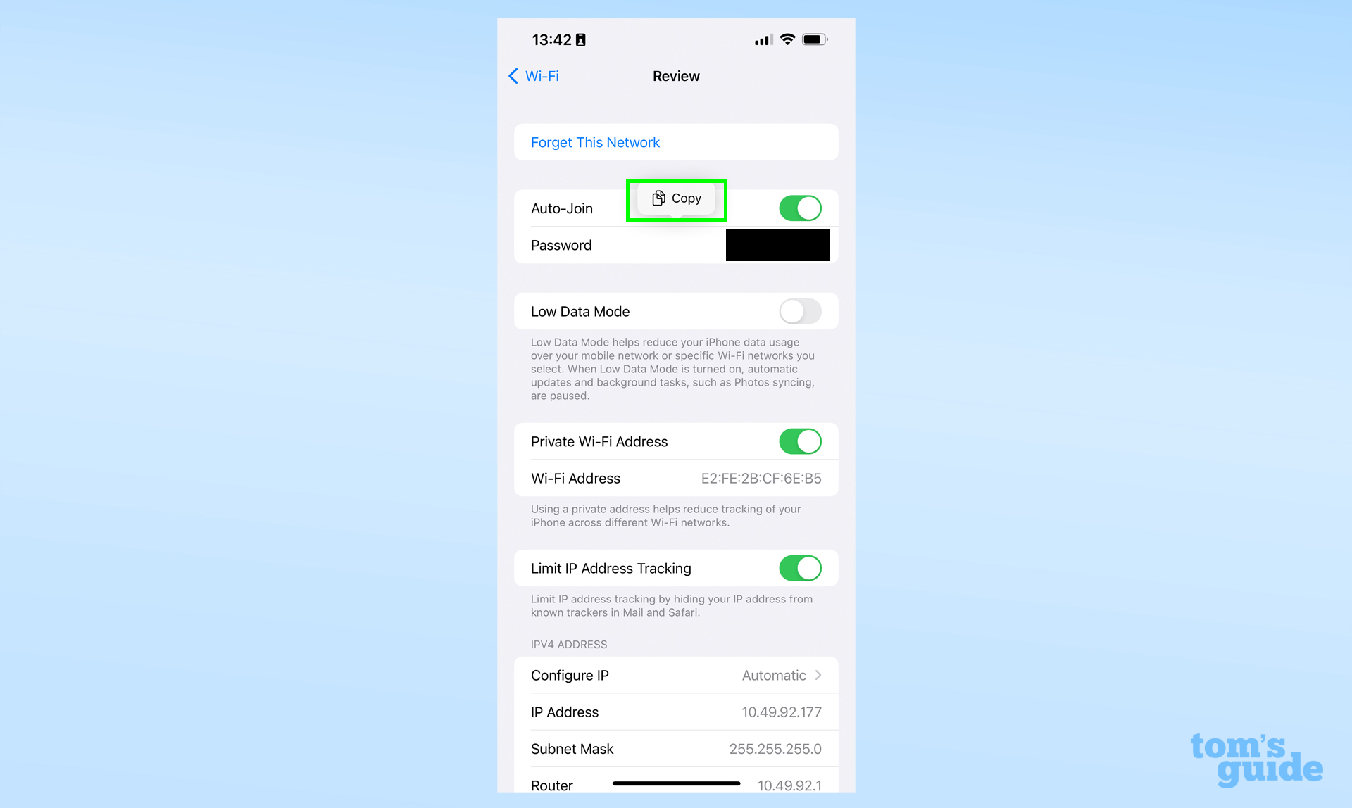 Снимок экрана, показывающий, как копировать и вставлять пароли из меню сети Wi-Fi в iOS 16.