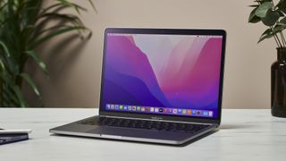 MacBook Pro 13 pulgadas con M2 encima de un escritorio