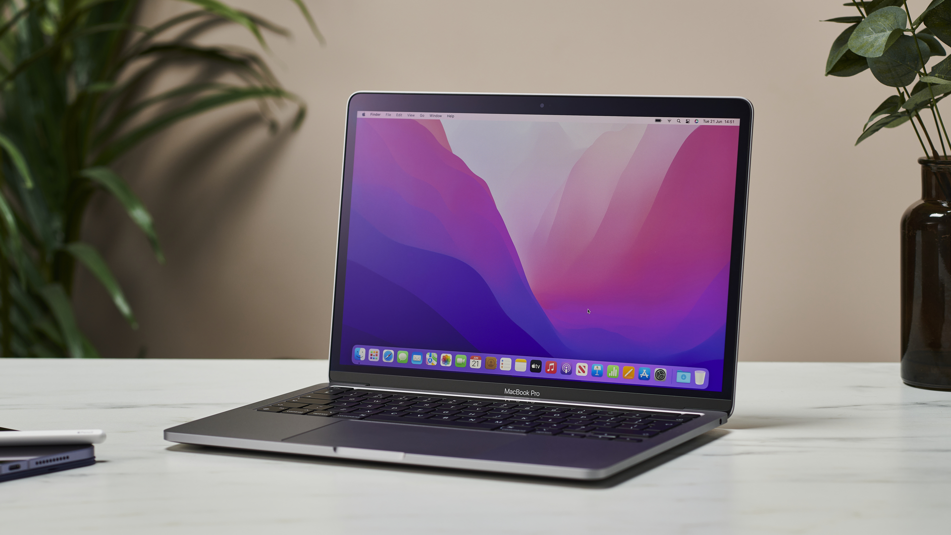 лучший MacBook для студентов MacBook Pro 13 -дюймовая модель M2 в офисе на столе
