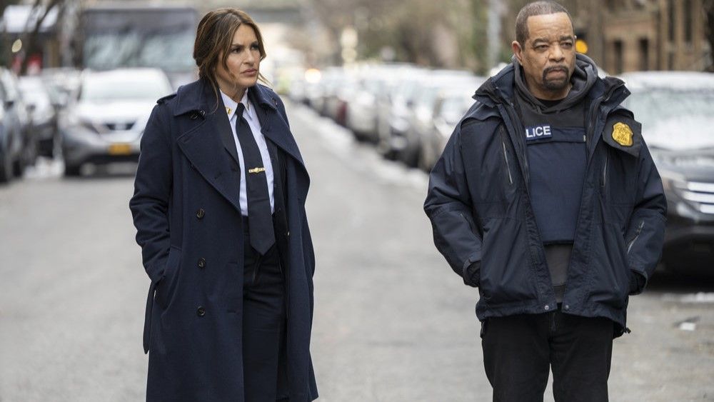 Mariska Hargitay as Captain Olivia Benson and Ice T as Sgt. Odafin &quot;Fin&quot; Tutuola walking down the street in Law &amp; Order: SVU season 25 episode 7