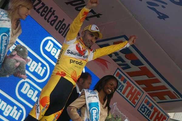 A yellow salute from Piepoli on the podium in La Thuile