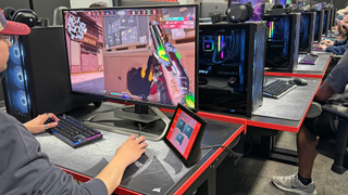 A 10-inch tabletop TouchLink Pro touchpanel positioned at the instructor station allows the operator to send gaming action from any one of the gaming stations to any of the spectator screens in the room.