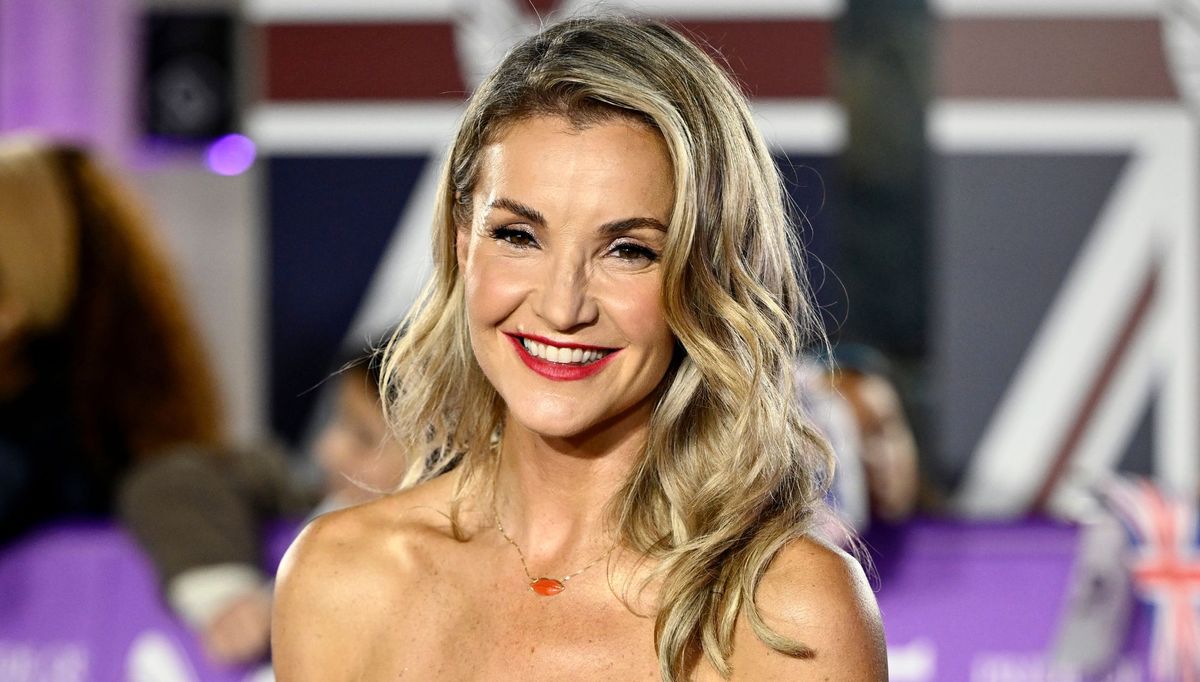 Nous achetons le gros pull rouge d'Helen Skelton auprès de l'une de nos marques préférées.