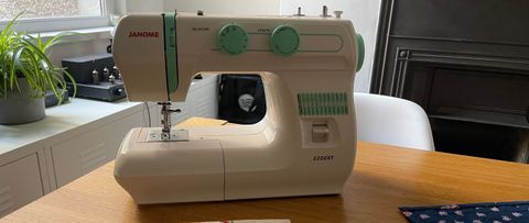 sewing machine review Janome 2200XT: a photo of a sewing machine on a kitchen table