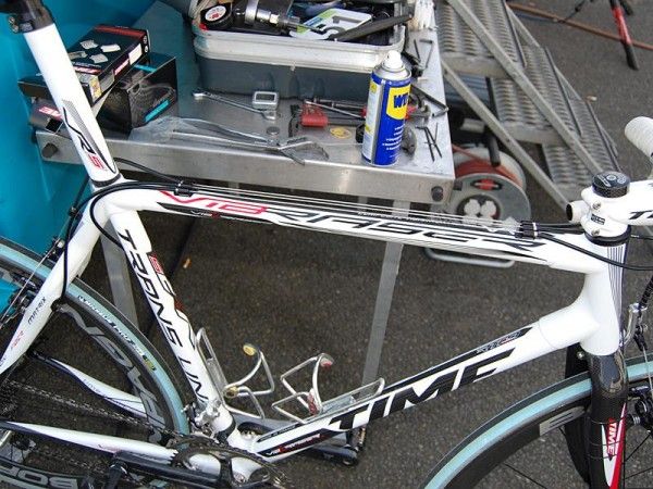 Top tube-routed cables help keep the control lines out of harm's way.
