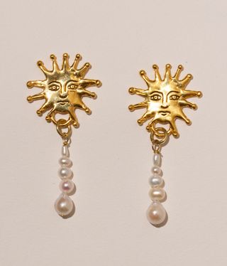 Pearls dangling from gold suns