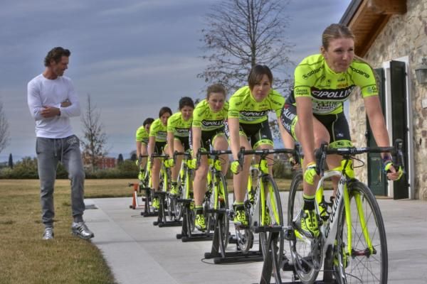 Mario Cipollini watches over MCipollini-Giambenini-Gauss.