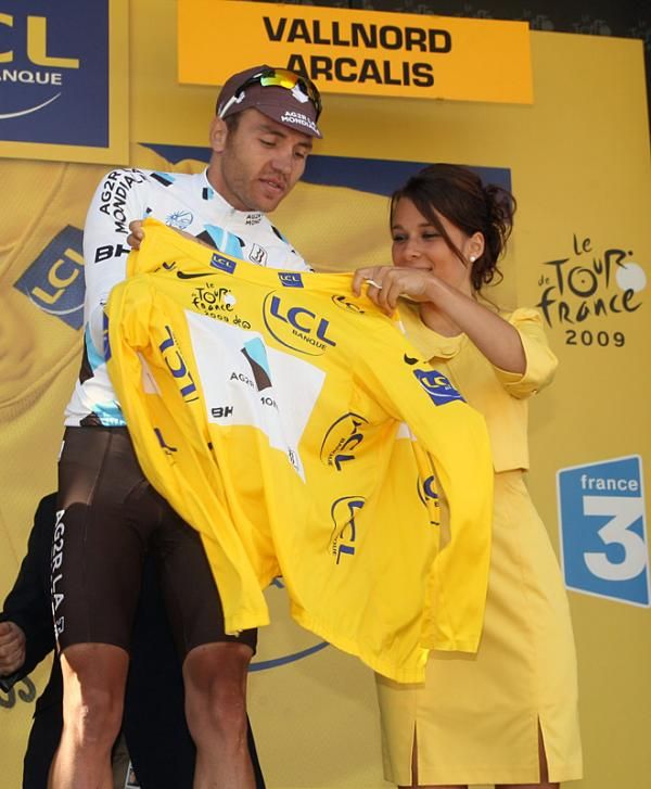 Rinaldo Nocentini (AG2R La Mondiale) dons the first maillot jaune of his career.