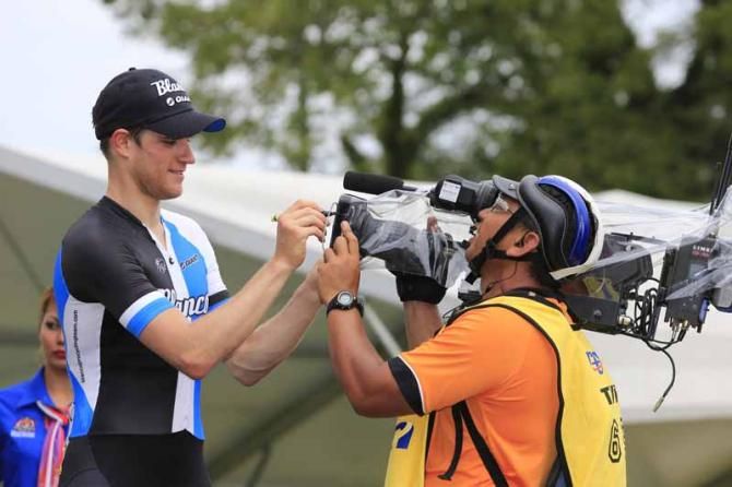 Theo Bos (Blanco) plays up for the cameras