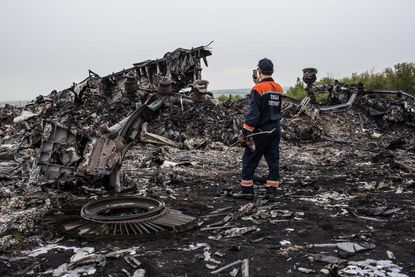 Ukraine accuses Russian-backed insurgents of blocking access to MH17 crash site