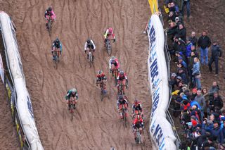 The elite women take on a sandy section during the 2019 Superprestige Zonhoven