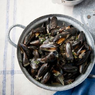 Mussels with Dry Sherry, Garlic and Thyme
