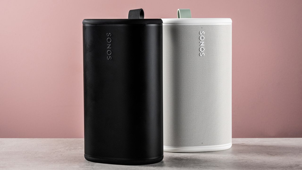 The Sonos Play speaker in black and white next to each other