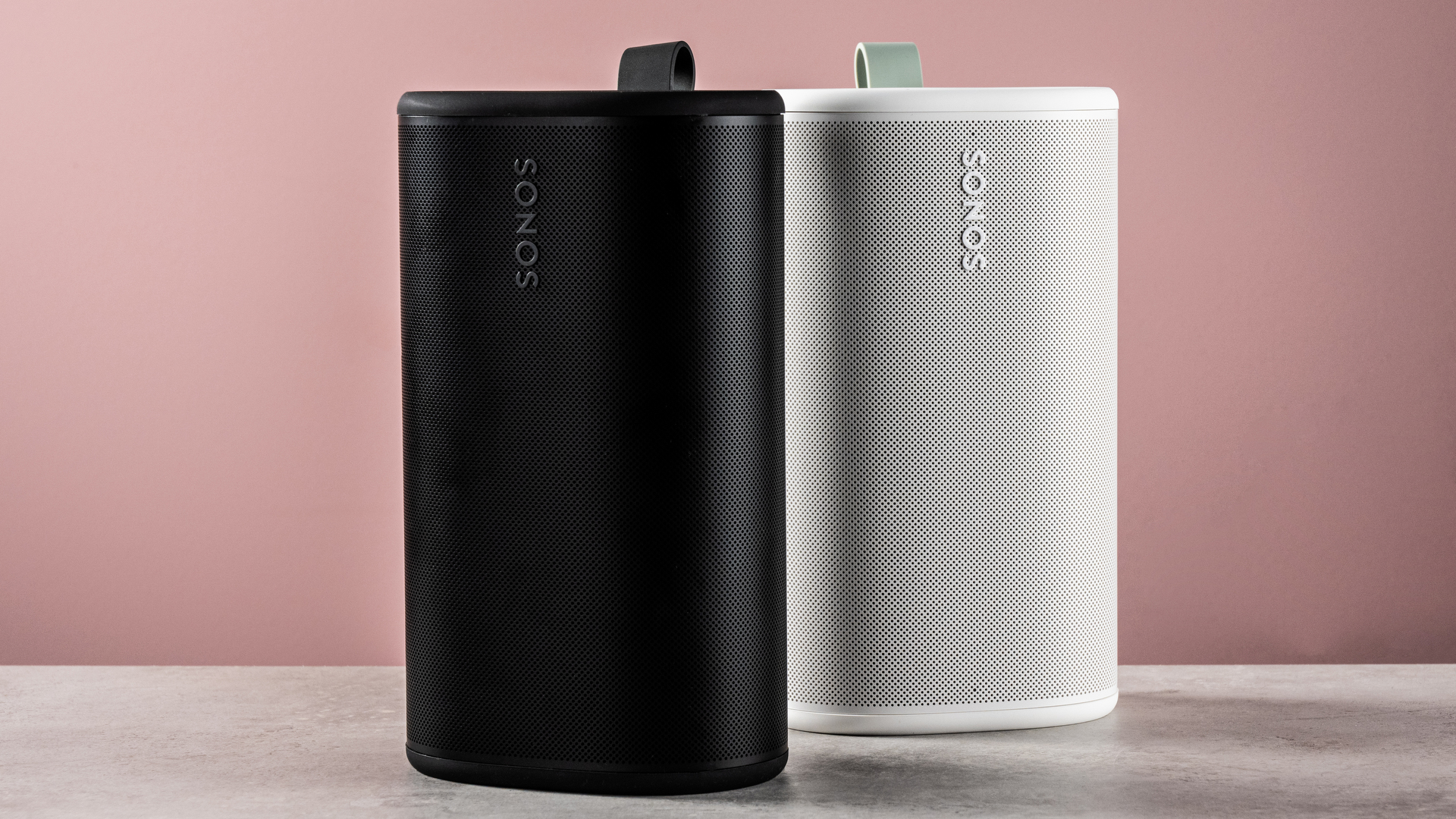 The Sonos Play speaker in black and white next to each other