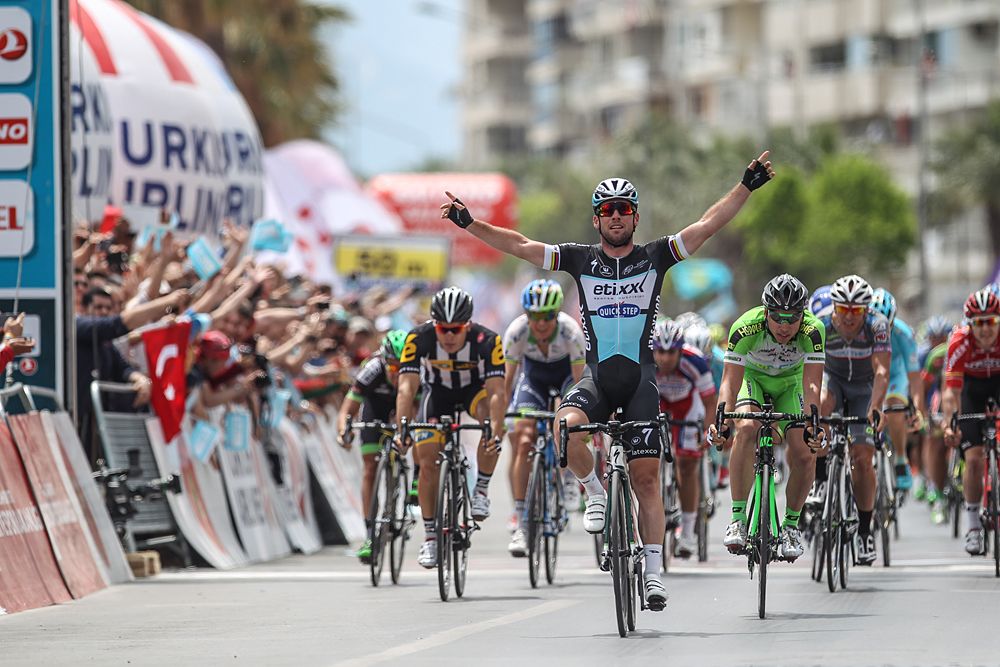 Mark Cavendish (Etixx-QuickStep) win the bunch sprint
