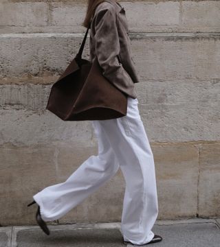 Winter basics UK: @modedamour carries a suede tote bag