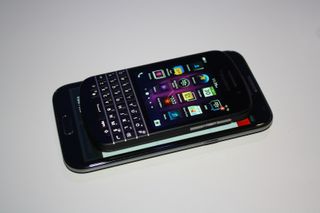 The entire Q10 can fit inside the Note 2's 5.5'' screen