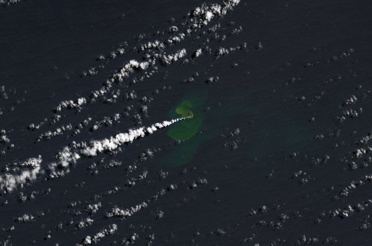 Newborn volcanic island spotted from space (satellite photo)