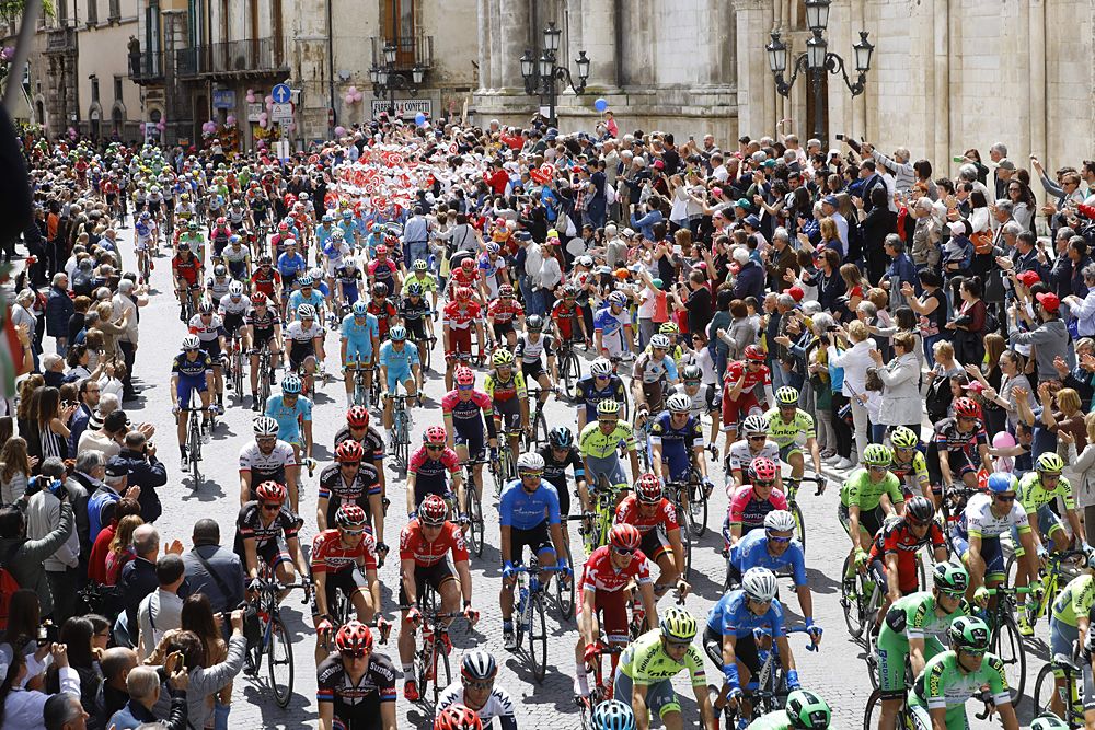 The peloton rolls out of Sulmona for the start of stage 7 at the Giro d'Italia