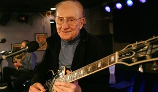 Les Paul poses at the Iridium Jazz Club in New York City on June 4, 2007