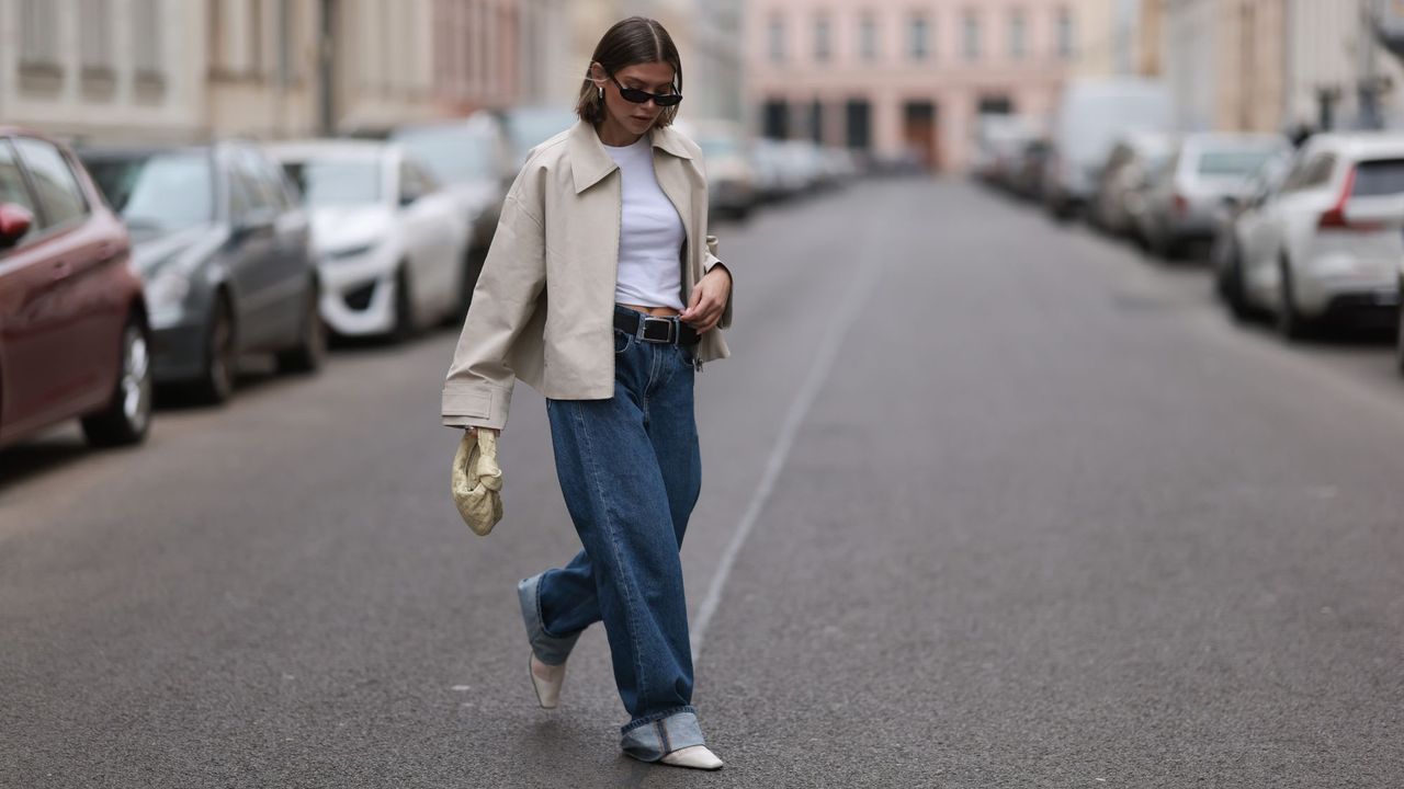 woman wearing uniqlo t-shirt and jeans - uniqlo sale - 2148588102