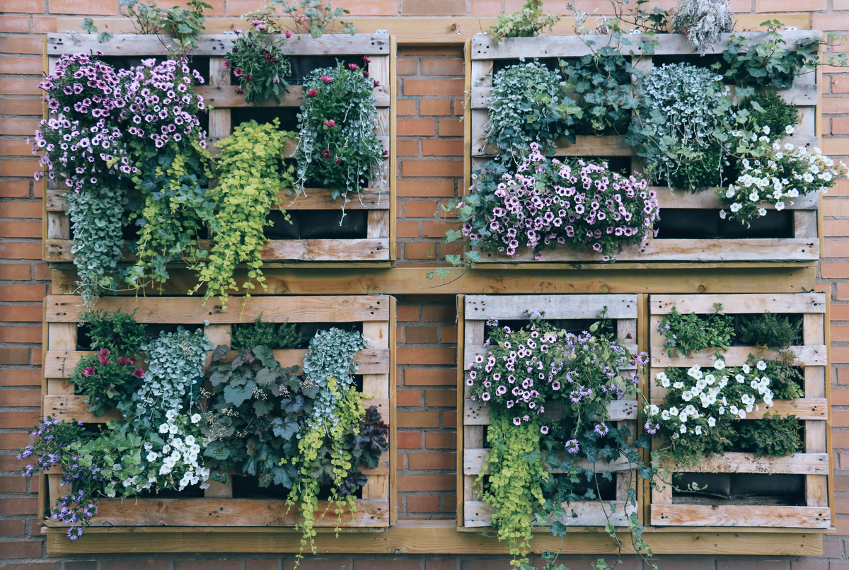 5 Spectacular Outdoor Wall Decor Ideas that You'll Love  Outdoor wall decor,  Garden wall decor, Vertical pallet garden