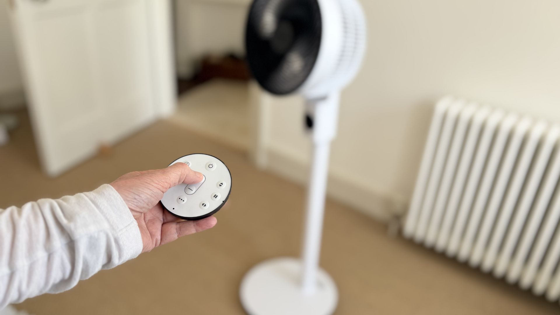 Testing the MeacoFan Sefte 10 Pedestal Air Circulator in a bedroom