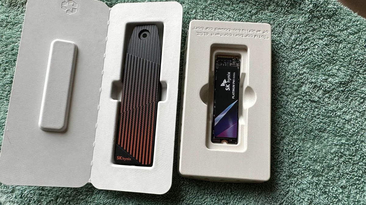 SK Hynix Platinum P41 &amp; Haechi heatsink in their packaging trays