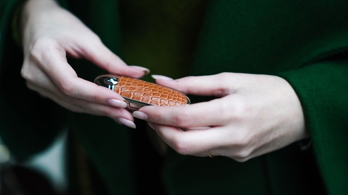 Les ongles laiteux, c’est fini : l’année prochaine, les ongles satinés régneront en maître