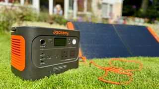 Jackery Explorer 1000 v2 in garden