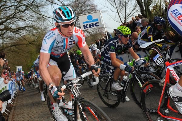 Andr&eacute; Greipel (Omega Pharma-Lotto) climbs the Kemmelberg.