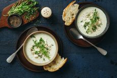Cream of cauliflower soup served with crusty bread