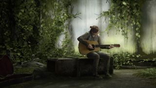 Ellie sentada en una caja tocando su guitarra en el videojuego The Last of Us Part II