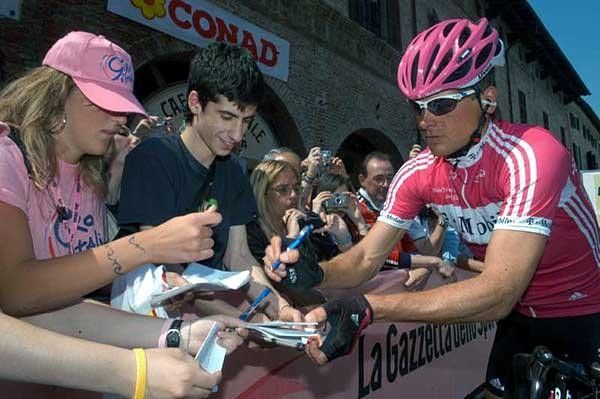 Jan Ullrich (T-Mobile) signs autographs before the start in Busseto