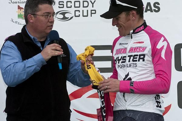 Gordon McCauley (Hyster-Total Rush) is presented with his jersey for the most aggressive rider of the stage; McCauley shared the award with Jayco/VIS's Eric Sheppard.