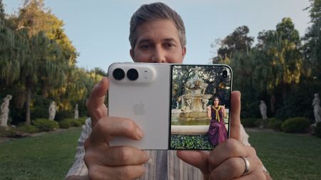 Dual view photo capture on iPhone Duo