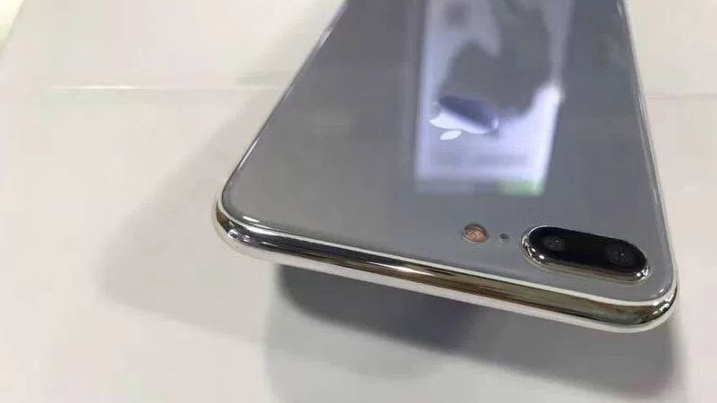 The glass on the iPhone 7S Plus appears shiny and reflective. Image credit: Sonny Dickson