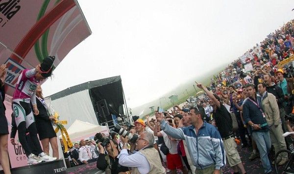 Local rider Danilo Di Luca bows to the tifosi who were hoping for a stage win from the Pescara resident.