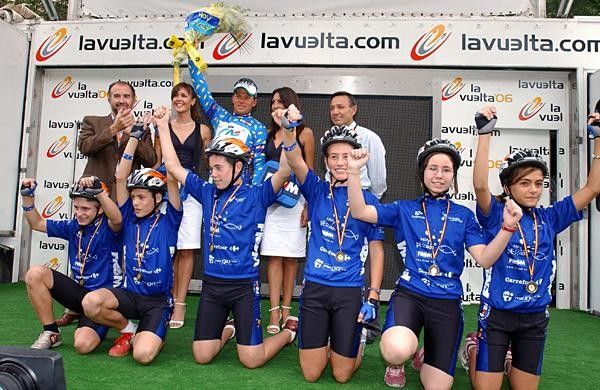 Thor Hushovd (Credit Agricole) in the points jersey with the kiddies