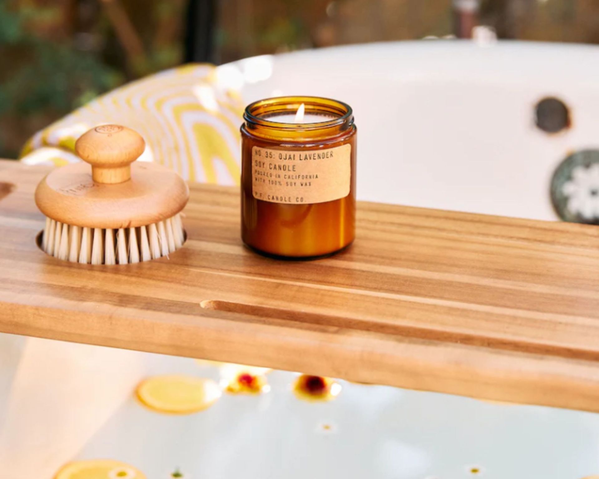 PFCandle Co Ojai Lavender - 7.2 oz Lilin Kedelai di Nampan Mandi Kayu