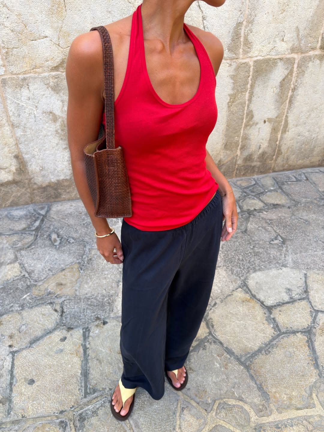 @emswells wears a St. Agni woven tote.