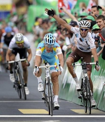 Alexandre Vinokourov (Astana) wins stage 3 while second place finisher Mikael Cherel (AG2R La Mondiale) felt he was impeded by the Astana rider and raises his arm in protest.