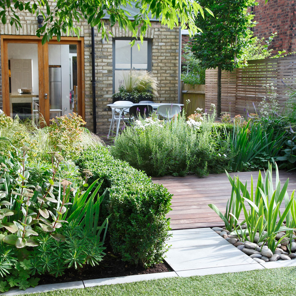 garden area with patio table and trees