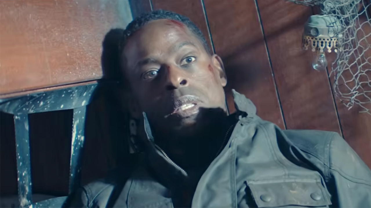 パラダイスで驚いた様子のスターリング・K・ブラウン