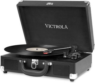 En produktbild på en Victrola Vintage Record Player som visas upp mot en vit bakgrund.