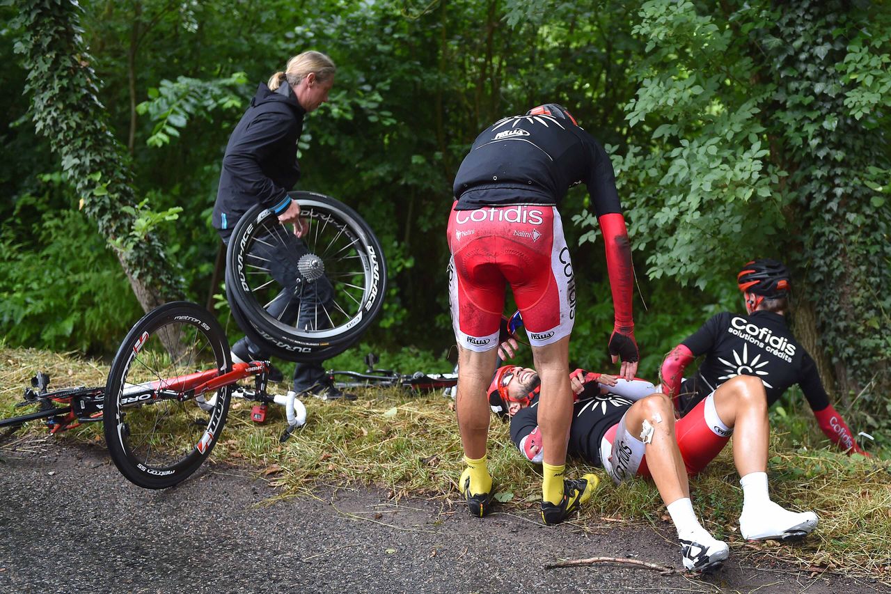 Nacer Bouhanni crashed with several Cofidis teammates