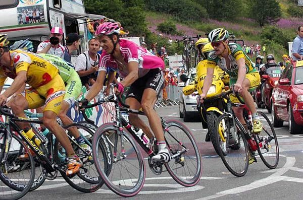 Andreas Kloden (T-Mobile) with Landis in tow