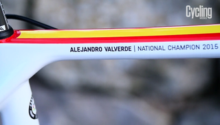 Alejandro Valverde's top tube has white and red stripes, and his title